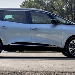 Nikki Hayes drives the Renault Grand Scénic